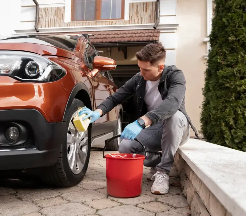 Lavage auto à domicile Villesèque-des-Corbières : professionnel intervenant sur un véhicule
